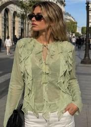 Chemise transparente à volant et manches longues